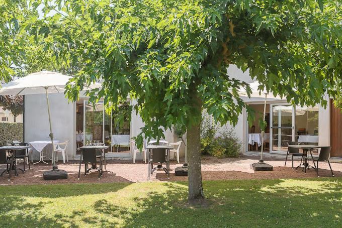 Hotel Platanes - Kb Hotel Group Etauliers Екстер'єр фото