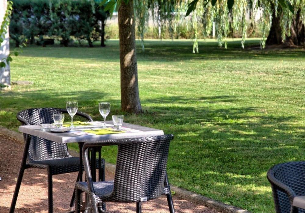 Hotel Platanes - Kb Hotel Group Etauliers Екстер'єр фото