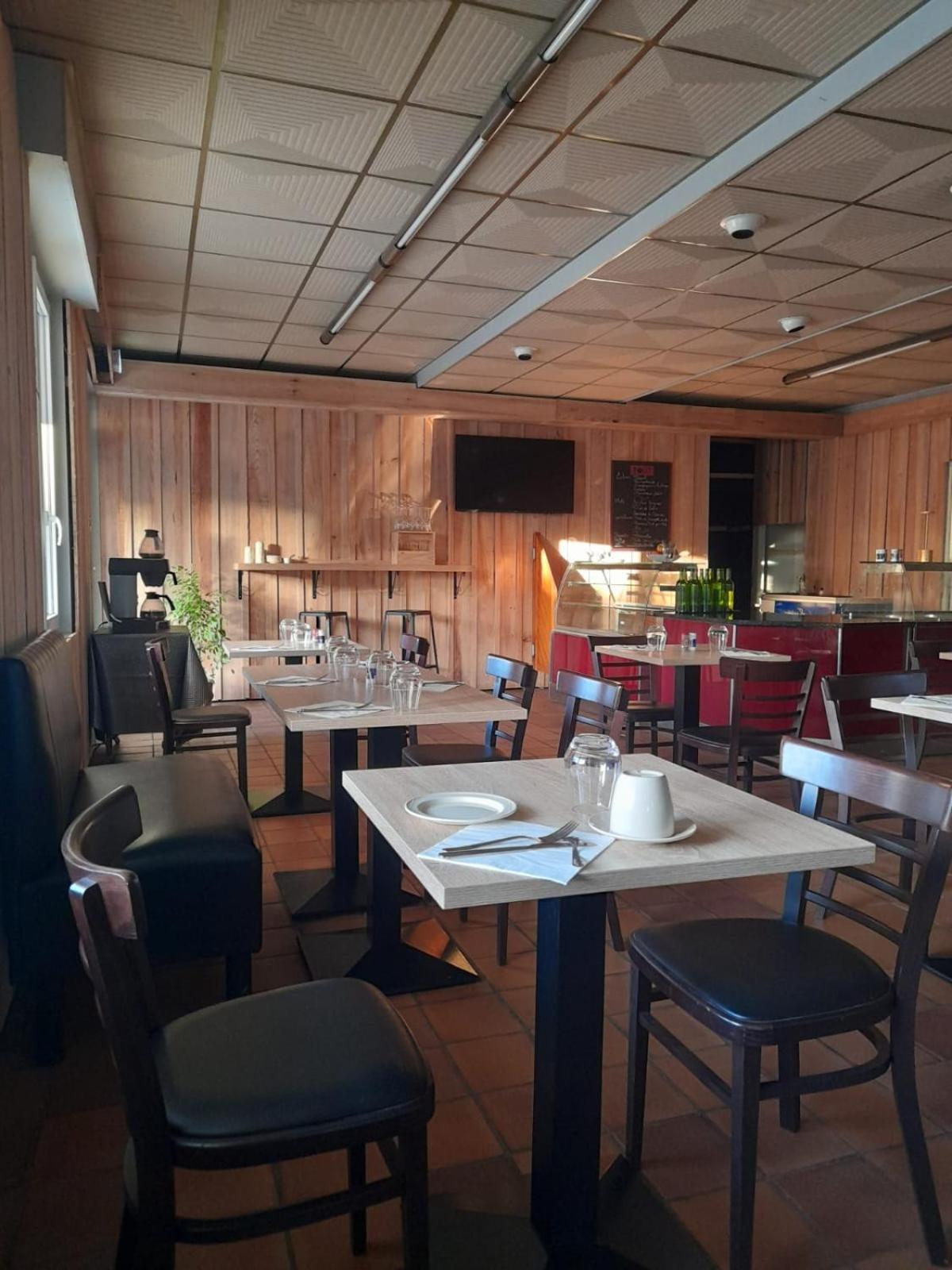 Hotel Platanes - Kb Hotel Group Etauliers Екстер'єр фото