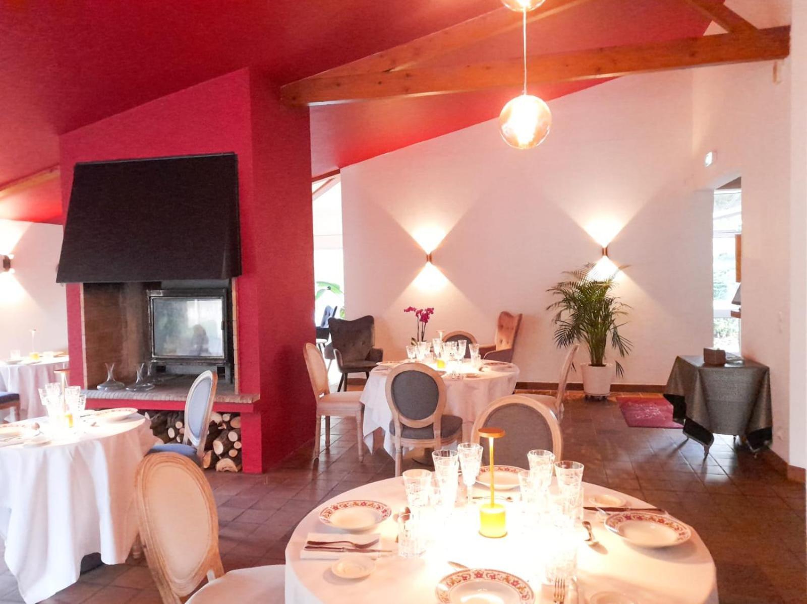 Hotel Platanes - Kb Hotel Group Etauliers Екстер'єр фото