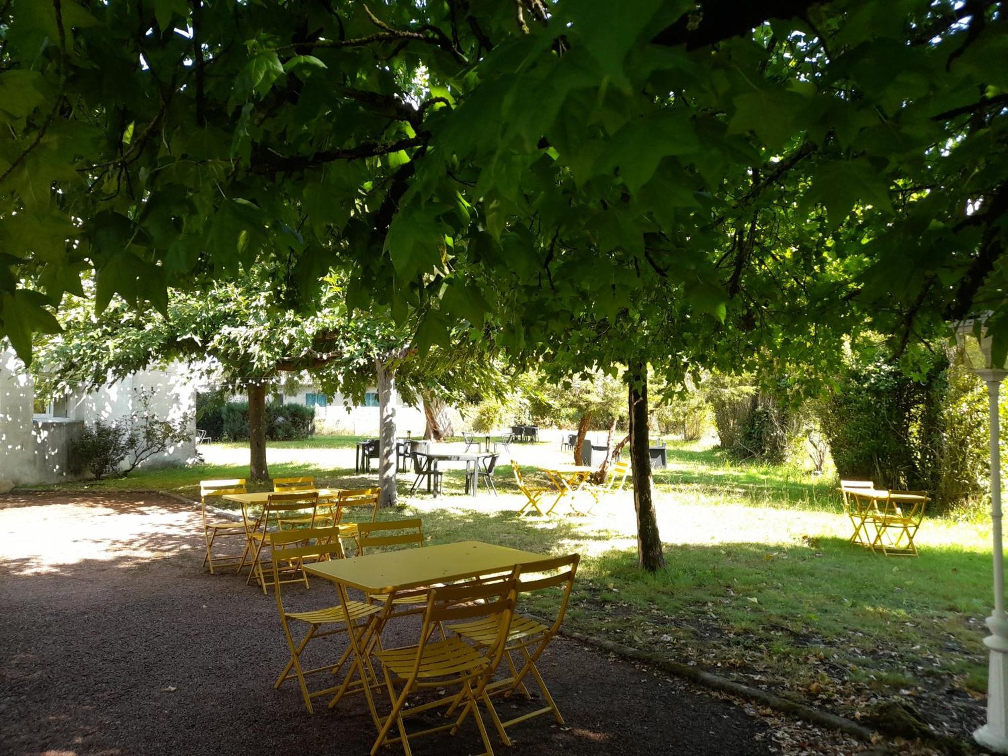 Hotel Platanes - Kb Hotel Group Etauliers Екстер'єр фото