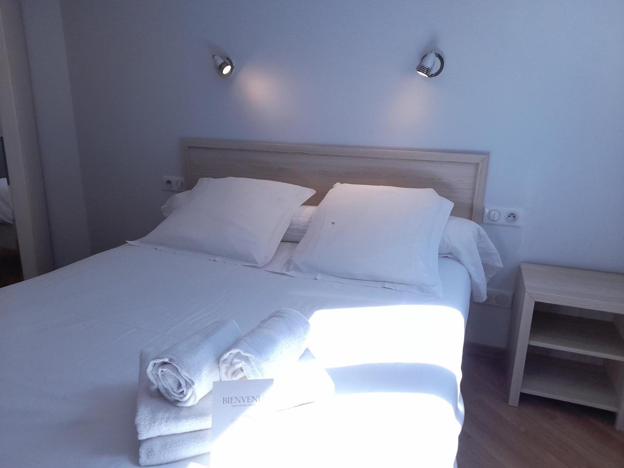 Hotel Platanes - Kb Hotel Group Etauliers Екстер'єр фото