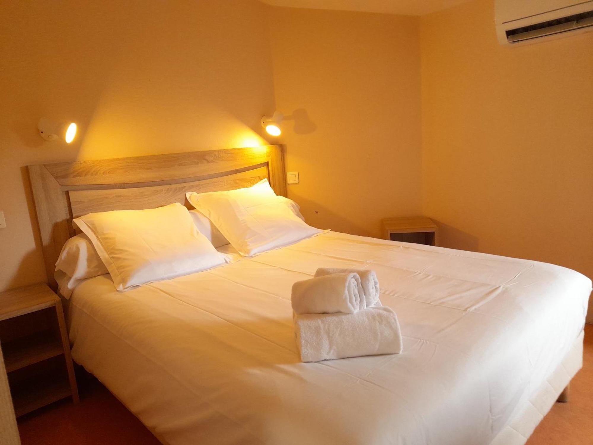 Hotel Platanes - Kb Hotel Group Etauliers Екстер'єр фото