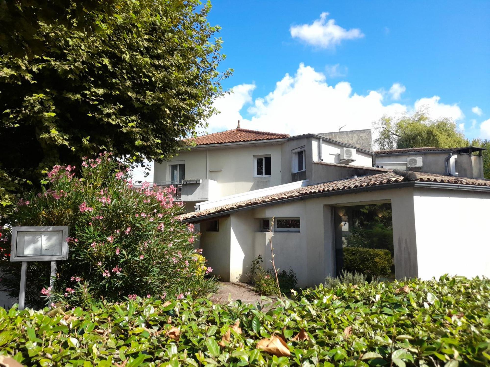 Hotel Platanes - Kb Hotel Group Etauliers Екстер'єр фото