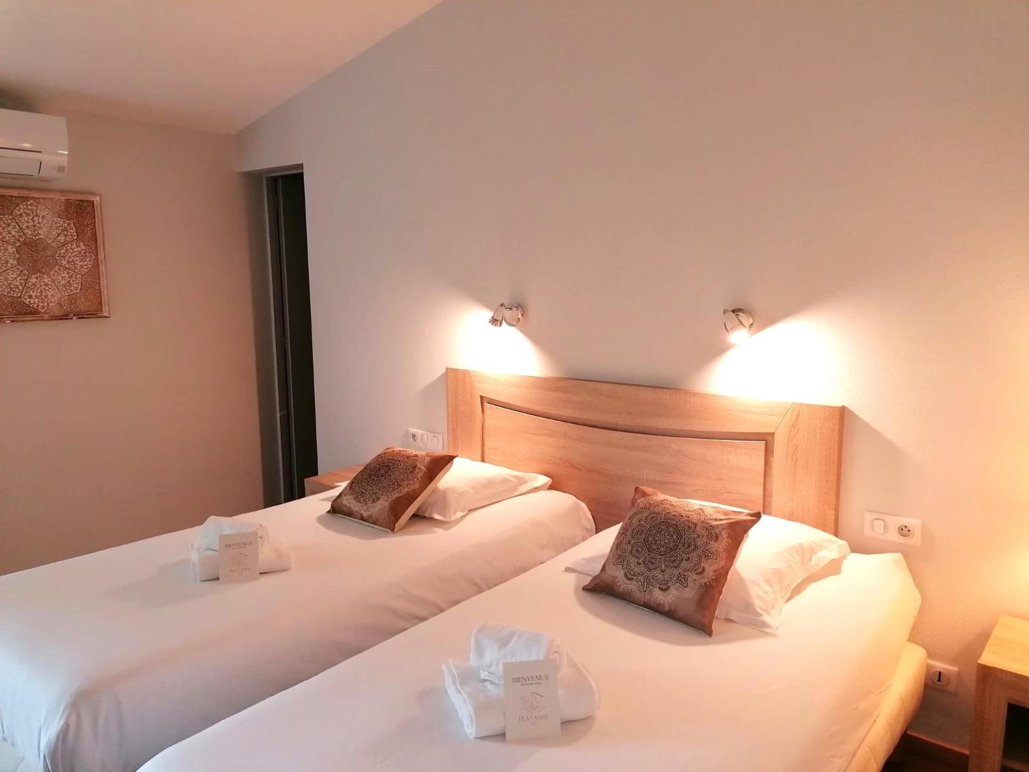 Hotel Platanes - Kb Hotel Group Etauliers Екстер'єр фото