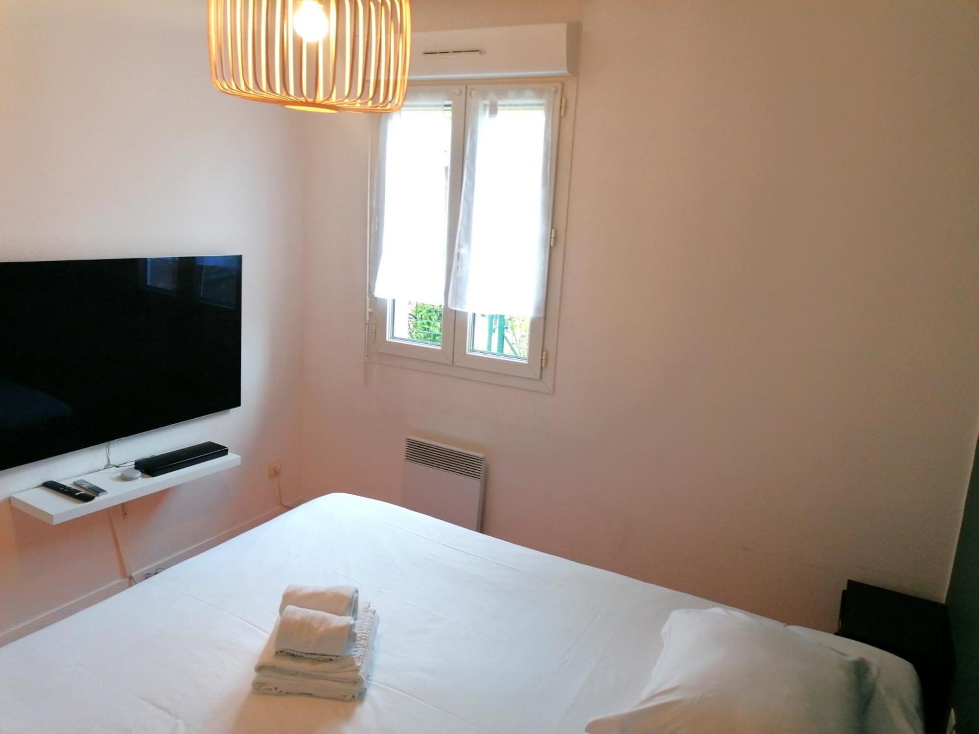 Hotel Platanes - Kb Hotel Group Etauliers Екстер'єр фото