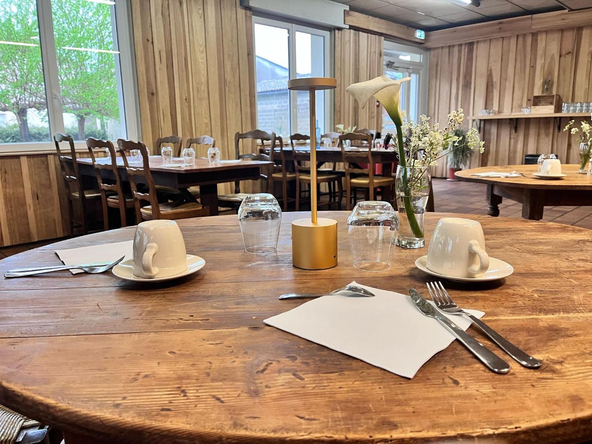 Hotel Platanes - Kb Hotel Group Etauliers Екстер'єр фото
